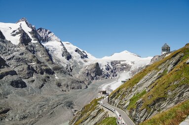 Blick auf die Großglockner Hochalpenstraße mit umliegenden Gletschern und klarer Berglandschaft. | © Michael Königshofer