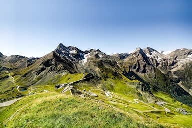 Atemberaubender Blick auf die Großglockner Hochalpenstraße, umgeben von majestätischen Bergen. | © Tourismusverband Bruck Fusch / Großglockner