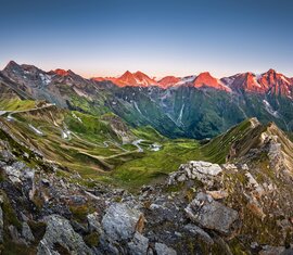 Panorama of the Großglockner High Alpine Road at sunrise, showcasing the Alpine landscape. | © Ferienregion Nationalpark Hohe Tauern - van Schaik