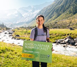 Frau hält Nationalpark SommerCard im Hohe Tauern Gebirge. | © Ferienregion Nationalpark Hohe Tauern - Mathäus Gartner (34)