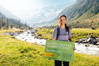 Frau hält Nationalpark SommerCard im Hohe Tauern Gebirge. | © Ferienregion Nationalpark Hohe Tauern - Mathäus Gartner (34)