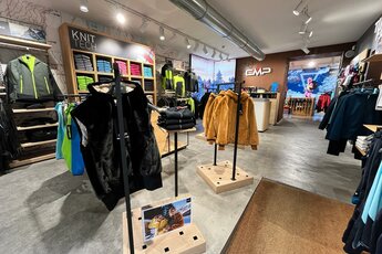  Moderner Sportbekleidungsladen mit Jacken, Pullovern und Wintermode auf Kleiderständern. | © CMP Store - Sport Steger