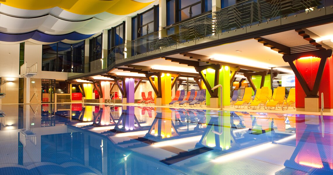 Innenansicht Hallenbad Zell am See mit Pool und Liegen. | © TVB Zell am See – Kaprun - Johannes Felsch