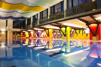 Innenansicht Hallenbad Zell am See mit Pool und Liegen. | © TVB Zell am See – Kaprun - Johannes Felsch