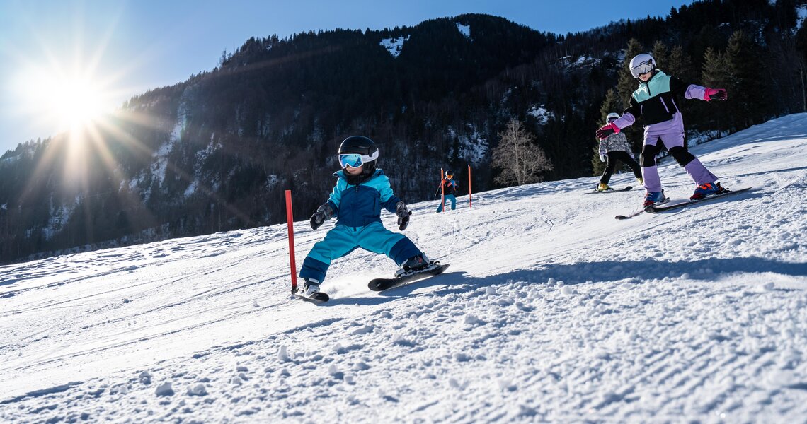 Kinder lernen Skifahren am sonnigen Übungshang in Fusch. | © © Tourismusverband BRUCK FUSCH GROSSGLOCKNER Posch Photography