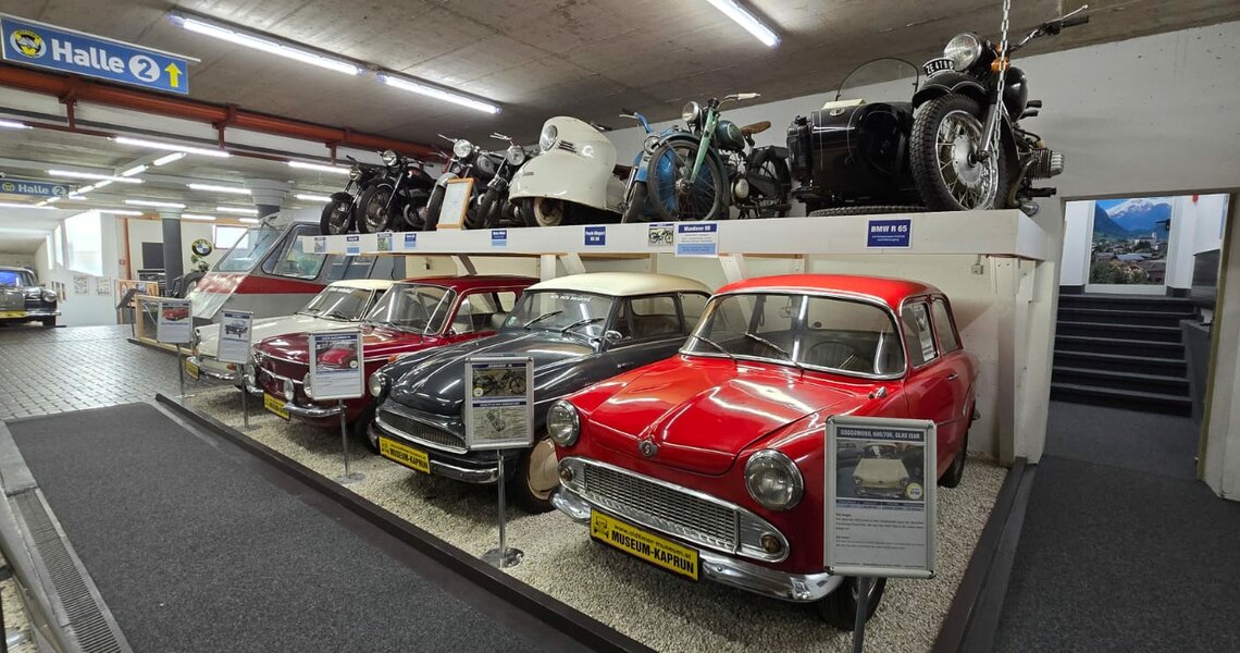 Oldtimerautos und Motorräder im Museum in Kaprun ausgestellt. | © Oldtimermuseum Kaprun