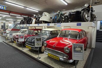 Oldtimerautos und Motorräder im Museum in Kaprun ausgestellt. | © Oldtimermuseum Kaprun