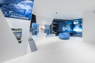 Moderne Ausstellung mit blau-weißer Gletscherthematik und interaktiven Elementen. | © zangl.ultd - Franz Neumayr - Leo