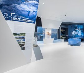 Moderne Ausstellung mit blau-weißer Gletscherthematik und interaktiven Elementen. | © zangl.ultd - Franz Neumayr - Leo