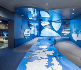 Interaktive blaue Ausstellung zum Thema Wasser mit Karten und Spiegeln. | ©  zangl.ultd-Franz Neumayr-Leo 