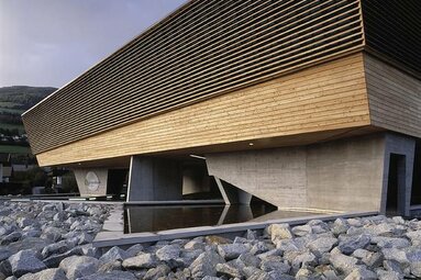 Modernes Gebäude mit Holzfassade und Steinlandschaft im Vordergrund. | © Nationalparkzentrum Hohe Tauern GmbH