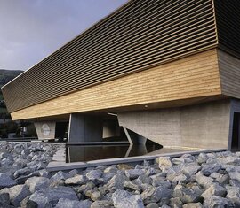 Modernes Gebäude mit Holzfassade und Steinlandschaft im Vordergrund. | © Nationalparkzentrum Hohe Tauern GmbH