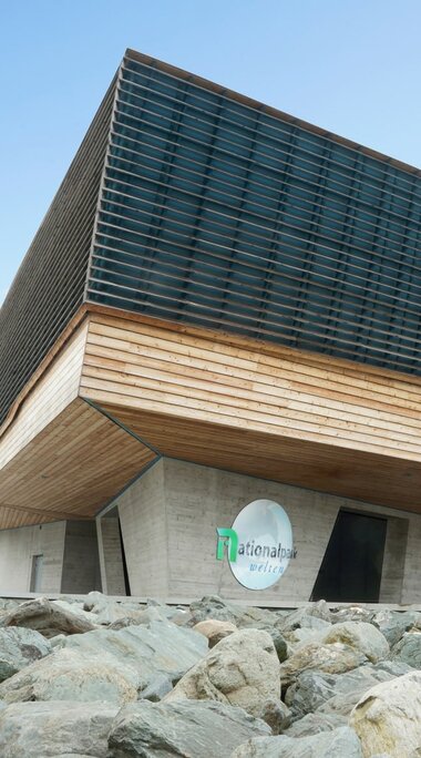 Nationalparkzentrum mit moderner Holz- und Betonarchitektur und "360°"-Gebäude im Hintergrund. | © Harry Liebmann