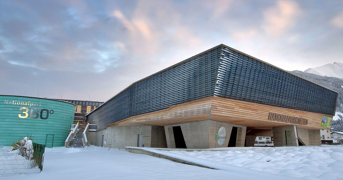 Nationalparkzentrum im Winter mit Schnee, moderner Architektur und pastellfarbenem Himmel. | © Nationalparkzentrum Hohe Tauern GmbH
