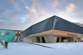 Nationalparkzentrum im Winter mit Schnee, moderner Architektur und pastellfarbenem Himmel. | © Nationalparkzentrum Hohe Tauern GmbH