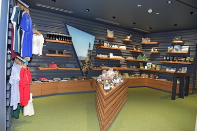 Souvenirshop mit regionalen Produkten, Kleidung und Dekorationen in moderner Holzoptik. | © Nationalparkzentrum Hohe Tauern GmbH