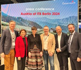 Sechs Personen stehen vor einem Bildschirm mit der Aufschrift "Austria at ITB Berlin 2024". | © © grossglockner.at / FNPHT GmbH