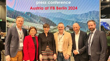 Sechs Personen stehen vor einem Bildschirm mit der Aufschrift "Austria at ITB Berlin 2024". | © © grossglockner.at / FNPHT GmbH