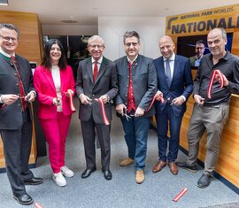 Sechs Personen mit roten Bändern bei der  Eröffnung der Nationalparkwelten Mittersill.