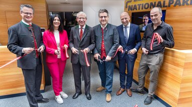 Sechs Personen mit roten Bändern bei der  Eröffnung der Nationalparkwelten Mittersill.