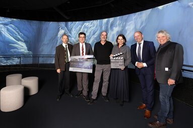 Gruppe vor Gletscherprojektion im 360°-Kino des Nationalparkzentrums. | © Franz Reifmüller