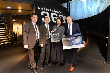 Gruppe vor dem Eingang zum 360°-Kino der Nationalparkwelten. | © Franz Reifmüller