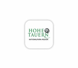 Logo der Ferienregion Nationalpark Hohe Tauern mit grünem Text und grauem Symbol.