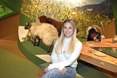 Julia Buchner im Nationalparkzentrum mit heimischen Tieren. | © Ferienregion Nationalpark Hohe Tauern