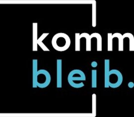 Schwarzes Logo mit weißem "komm" und blauem "bleib." in einem weißen Rahmen. | © Kommbleib 