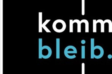 Schwarzes Logo mit weißem "komm" und blauem "bleib." in einem weißen Rahmen. | © Kommbleib 
