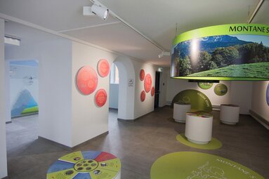 Modernes Ausstellungszentrum mit Informationstafeln über Natur und Umwelt. | © Ferienregion Nationalpark Hohe Tauern