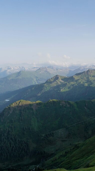 Panoramablick auf grüne Täler und Berge bei klarem Himmel. | © Gasteinertal Tourismus - Christoph Oberschneider