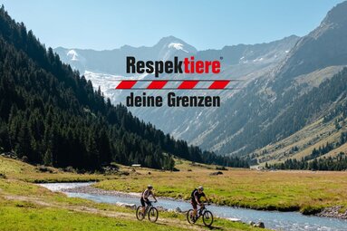 Zwei Mountainbiker fahrenim Krimmler Achental. | © Ferienregion Nationalpark Hohe Tauern - Mathäus Gartner