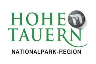 Logo des Nationalparks Hohe Tauern mit grünem Schriftzug und stilisiertem Bergsymbol. | © Ferienregion Nationalapark Hohe Tauern