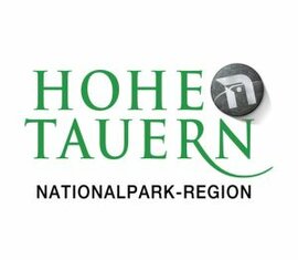 Logo des Nationalparks Hohe Tauern mit grünem Schriftzug und stilisiertem Bergsymbol. | © Ferienregion Nationalapark Hohe Tauern