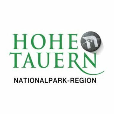Logo des Nationalparks Hohe Tauern mit grünem Schriftzug und stilisiertem Bergsymbol. | © Ferienregion Nationalapark Hohe Tauern