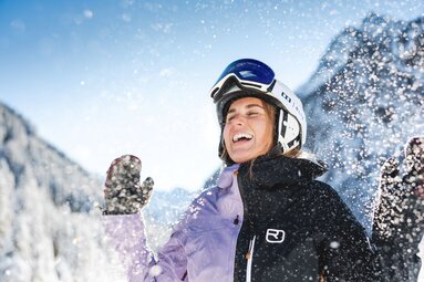 Glückliche Skifahrerin erlebt Winterfreude in der Nationalpark-Region Hohe Tauern. | © Ferienregion Nationalpark Hohe Tauern – Mathäus Gartner