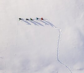  Gruppe wandert durch tiefen Schnee und hinterlässt eine Spur in der weißen Landschaft. | © Ferienregion Nationalpark Hohe Tauern - Branislav Rohal
