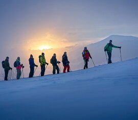 Gruppe wandert mit Schneeschuhen durch Winterwald. | © NPV - Florian Kreidl-Glück