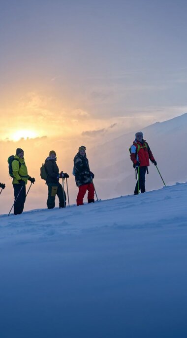 Gruppe wandert mit Schneeschuhen durch Winterwald. | © NPV - Florian Kreidl-Glück