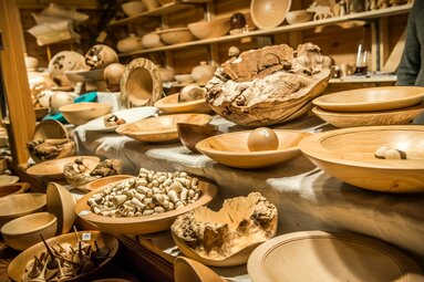 Handgefertigte Holzschalen und -objekte auf einem Kunsthandwerksmarkt | © SalzburgerLand Tourismus
