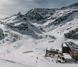 Winterliche Skilandschaft mit Bergrestaurant und schroffen Gipfeln im Hintergrund. | © TVB Uttendorf - Klaus Steiner