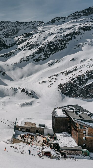 Winterliche Skilandschaft mit Bergrestaurant und schroffen Gipfeln im Hintergrund. | © TVB Uttendorf - Klaus Steiner