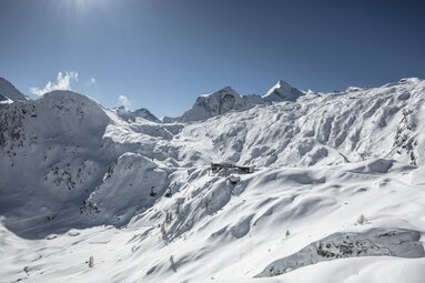 Schneebedeckte Alpenlandschaft mit Berggipfeln und klarblauem Himmel. | © Kitzsteinhorn