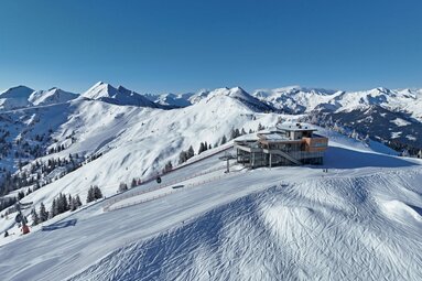 Skihütte auf schneebedecktem Berg mit Panoramablick in den Alpen. | © Tourismusverband Großarltal