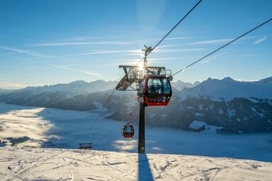Gondelbahn bei Sonne über einem verschneiten Tal. | © Mittersill Plus GmbH - Gerald Lobwein