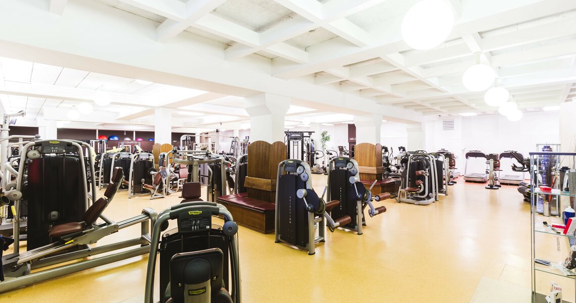 Helles Fitnessstudio mit zahlreichen modernen Geräten | © Ferienregion Nationalpark Hohe Tauern
