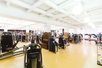 Helles Fitnessstudio mit zahlreichen modernen Geräten | © Ferienregion Nationalpark Hohe Tauern