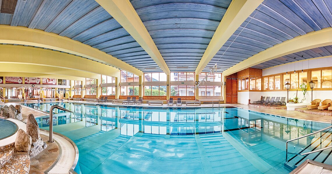 Großes Hallenbad mit Whirlpool und Liegestühlen. | © Ferienregion Nationalpark Hohe Tauern / Hotelname (sofern bekannt)