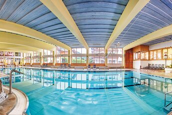 Großes Hallenbad mit Whirlpool und Liegestühlen. | © Ferienregion Nationalpark Hohe Tauern / Hotelname (sofern bekannt)